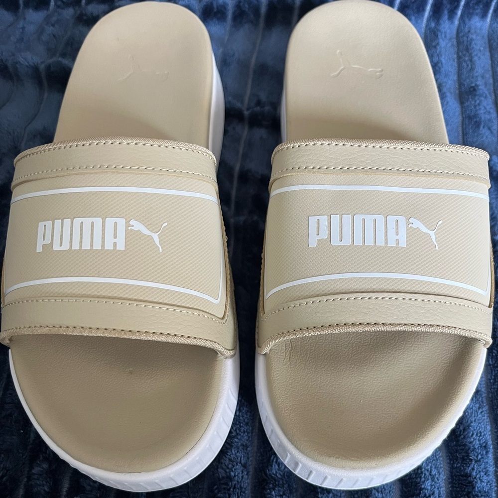 BRAND NEW Womens Puma slides size 10